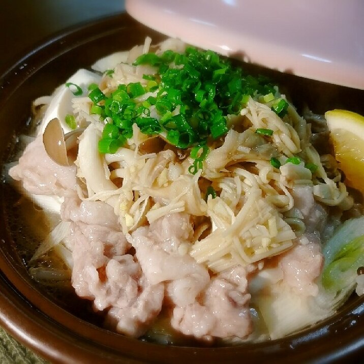 タジン鍋でヘルシーに!豚肉ともやしの塩キノコ蒸し☆